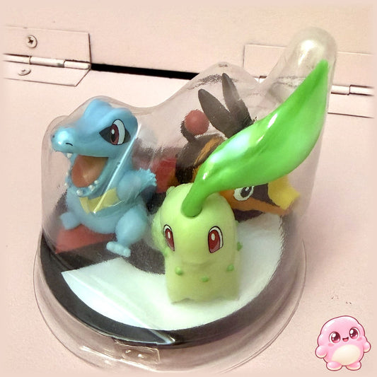 Figura Pokémon Chikorita, Tepig y Totodile (GAME) - vista frontal con Totodile y Chikorita